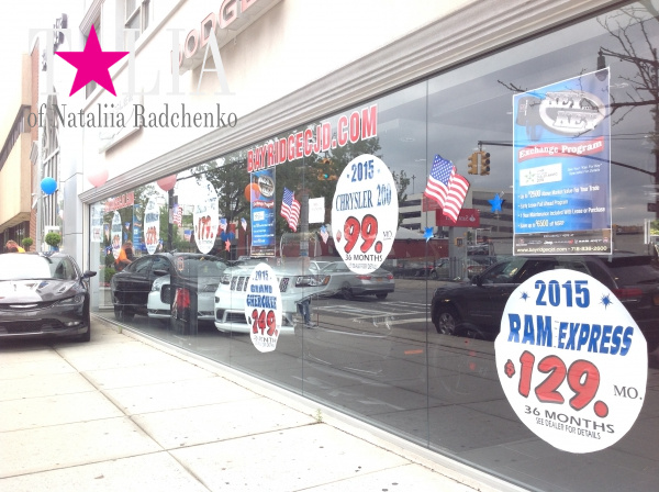 Автосалон на Бей-Ридже подготовился к Дню независимости США.